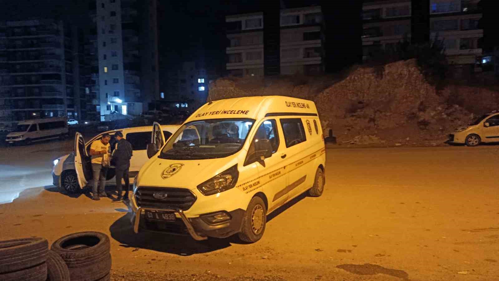 sevgilisinin-eski-esi-geldi-pencereden-cikmaya-calisirken-3-uncu-kattan-duserek-hayatini-kaybetti