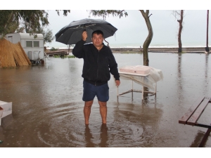 Sahilde Kamp Alanı Ve Bahçeleri Su Bastı