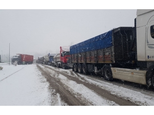 Mezitler Yoğun Kar Yağışı Sebebiyle Ulaşıma Kapatıldı