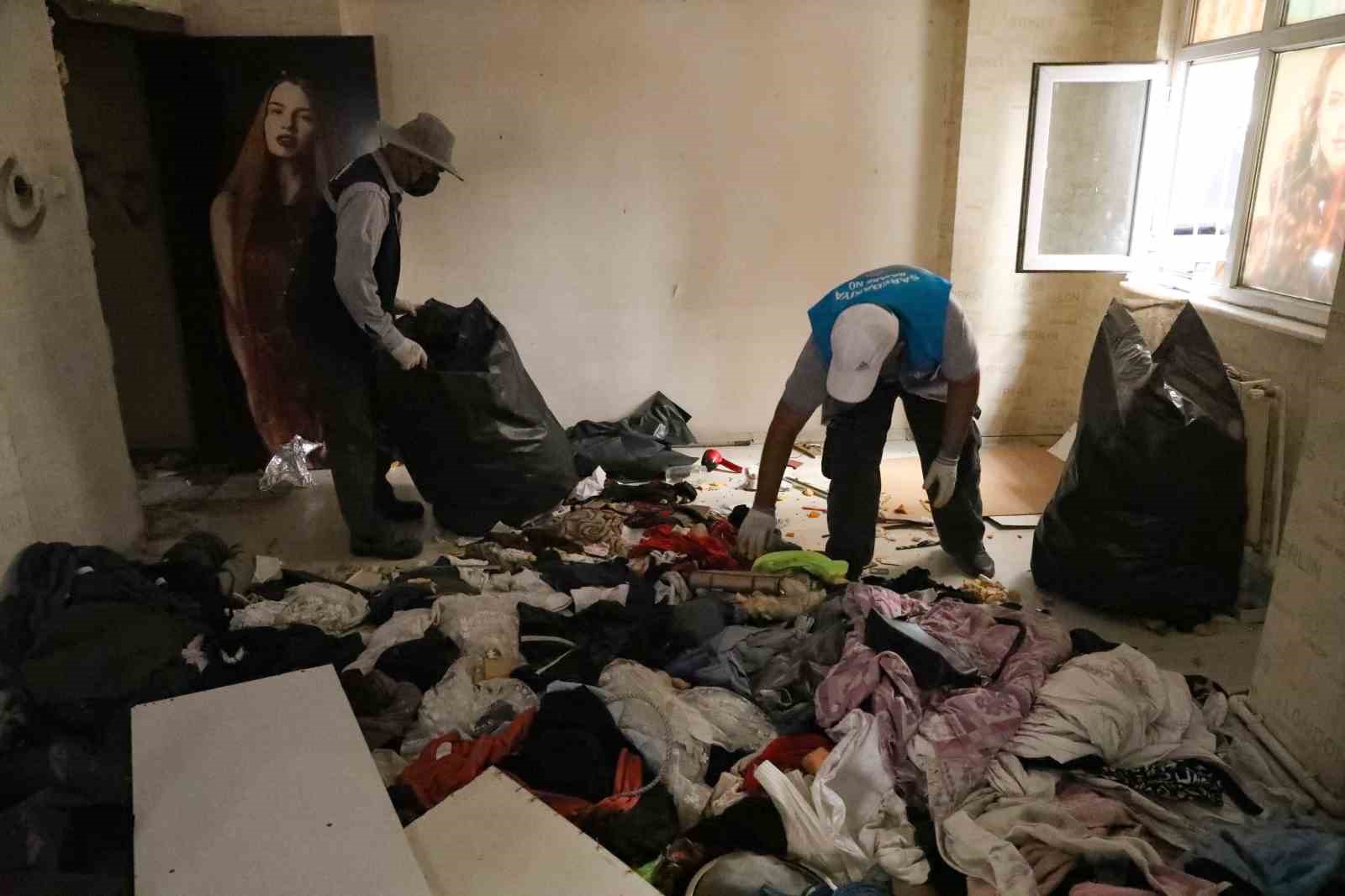 diyarbakir-da-bir-evden-3-kamyon-cop-cikartildi