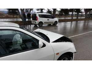 Otomobil, Hafif Ticari Araca Arkadan Çarptı: 2 Yaralı