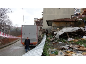 Aracının Lastiğini Değiştirirken, Çöken İstinat Duvarının Altında Kaldı