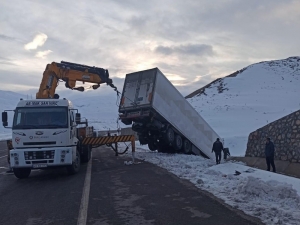 Bingöl’de Tır Yoldan Çıktı:1 Yaralı