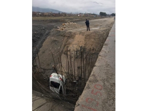 Otomobil Menfez İnşaatına Uçtu