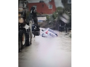 Suya Gömülen Araç İş Makinasıyla Çıkarıldı