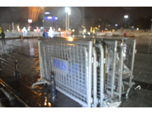 Yılbaşı Öncesi Taksim Meydanı’na Polis Bariyerleri Getirildi