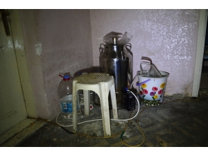 Sahte İçki Üretilen Evde Bulunan Broşürde: “Alkole Yüksek Ücret Ödemekten Bıktınız Mı? Sizde Evinizde Kendi İçkinizi Yapabilirsiniz”