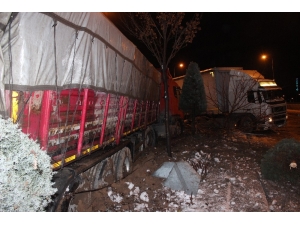 Gizli Buzlanmayla 2 Tır Refüje Çıktı: 1 Yaralı