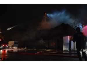 Dokuma Fabrikasında Çıkan Yangın 4 Saat Sonra Kontrol Altına Alındı