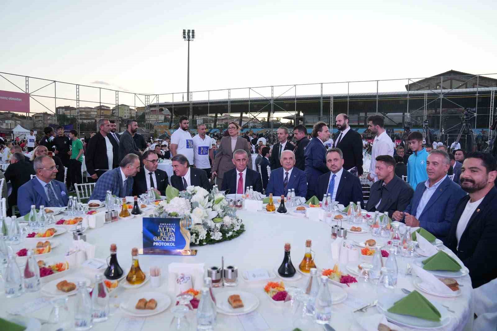 umraniye-nin-sampiyonlari-altin-kupa-gecesi-nde-odullendirildi