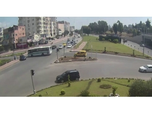 Kırmızı Işıkta Geçti, Kaldırımda Yürüyen Kadına Çarptı