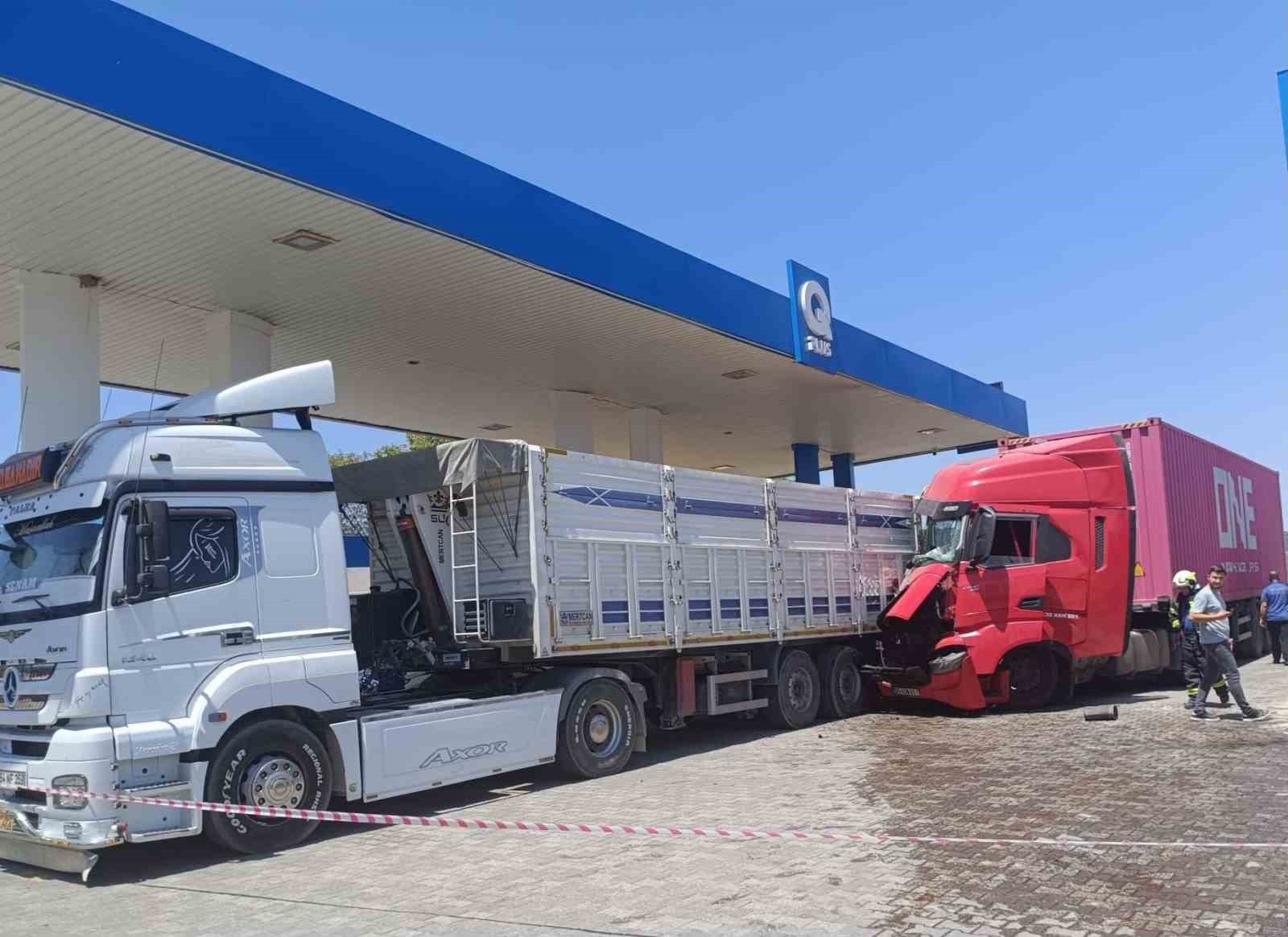 bayginlik-geciren-tir-soforu-istasyonda-yakit-alan-baska-bir-tira-carpti