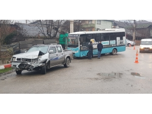 Halk Otobüsü İle Kamyonet Çarpıştı: 1 Yaralı