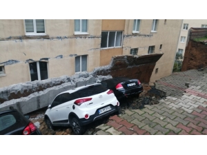 Kartal’da Bir Sitenin Otoparkında Duvar Çöktü. Otomobiller Açılan Çukura Düşerken Olay Yerine İtfaiye Ekipleri Sevk Edildi.