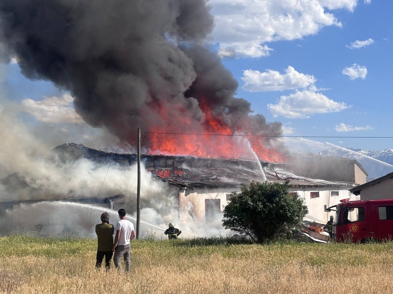 erzincan-da-ikinci-el-mobilya-deposunda-cikan-yangin-sonduruldu