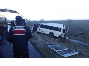 Buzlu Yolda Araçlar Şarampole Yuvarlandı: 12 Yaralı