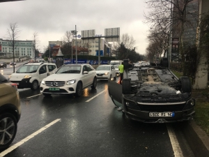 Sarıyer’de Otomobil Takla Attı, Cadde Trafiğe Kapatıldı