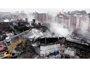 Zeytinburnu’nda Yanan Fabrikanın Yıkım Çalışmaları Havadan Görüntülendi