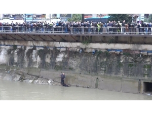 Asi Nehri’ne Düşen Kadını İtfaiye Kurtardı