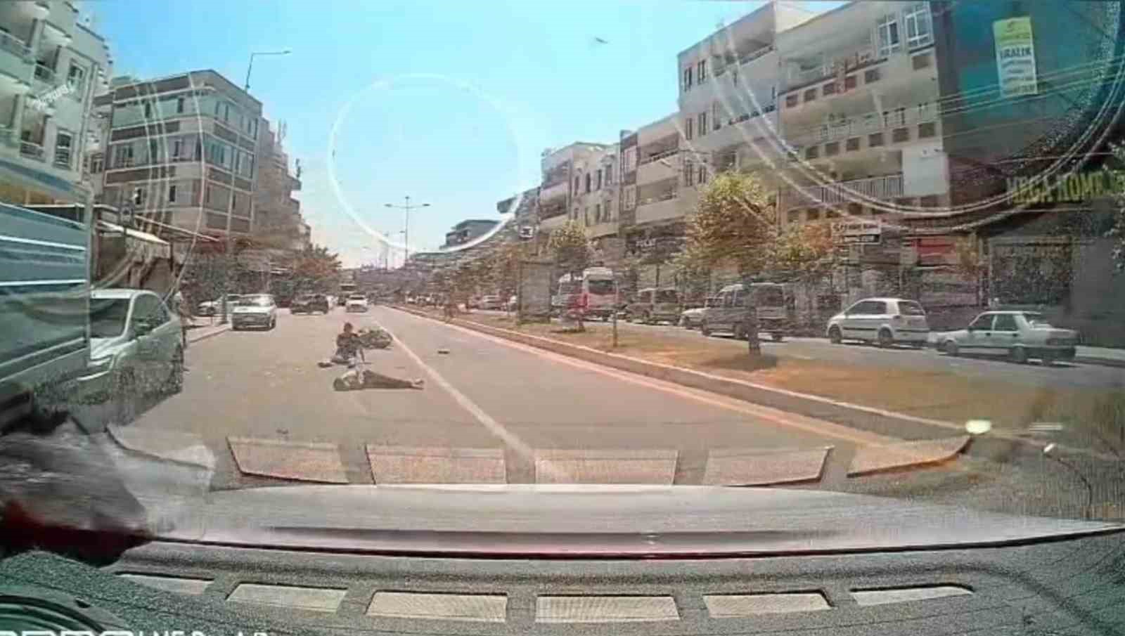 otomobile-arkadan-carpip-havada-taklalar-attilar-1-i-agir-2-yarali