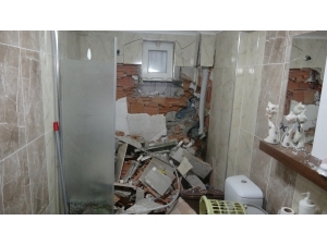 Kartal’da Çöken İstinat Duvarı Yan Taraftaki Binanın Duvarını Yıkıp Evin İçine Girdi