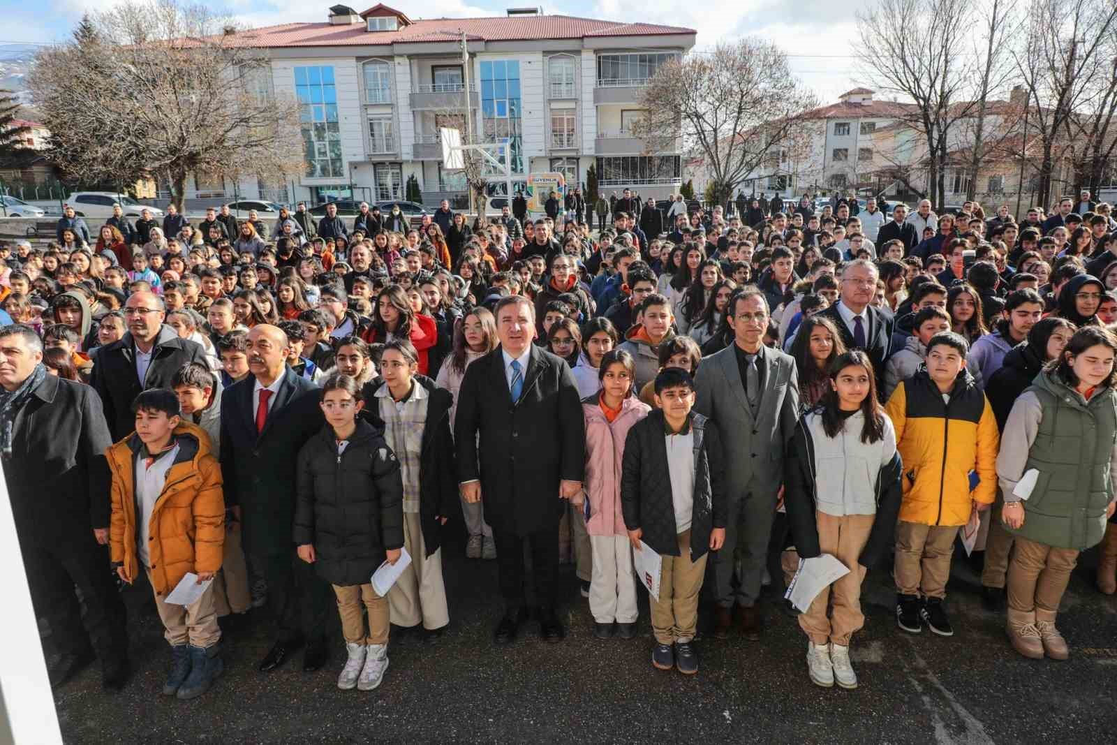 vali-aydogdu-ndan-ogrencilere-karne-ve-yaz-tatili-mesaji