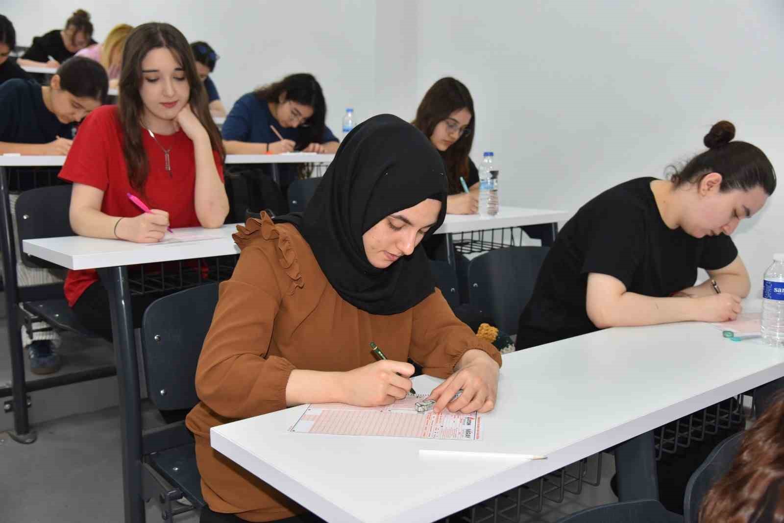 menemen-de-yks-oncesi-prova-universite-amfisinde