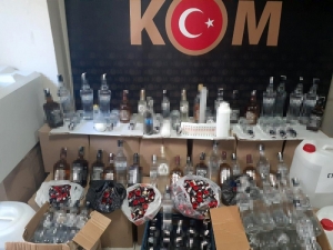 İzmir’de Bin 251 Litre Sahte İçki Ele Geçirildi, 7 Kişi Gözaltında