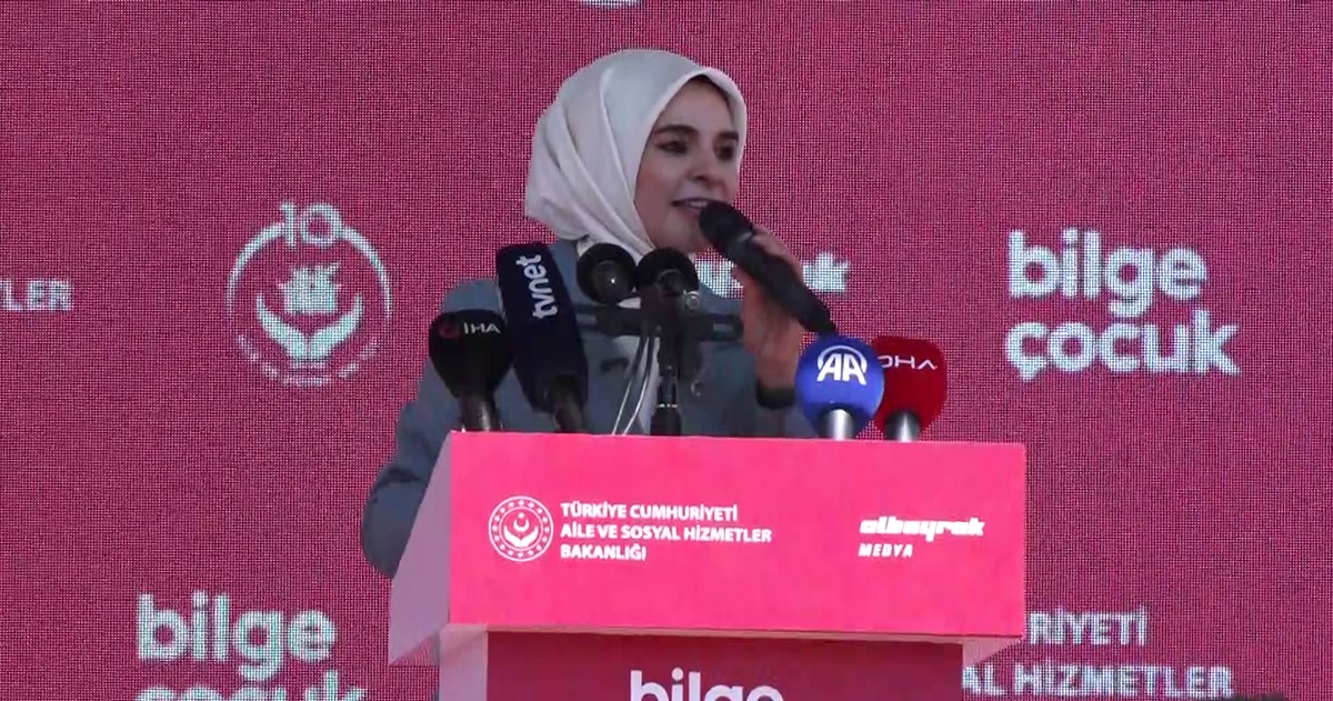 bakan-goktas-cocugu-gozeten-ve-nesiller-arasindaki-bagi-merkeze-alan-adimlarimizi-surdurecegiz