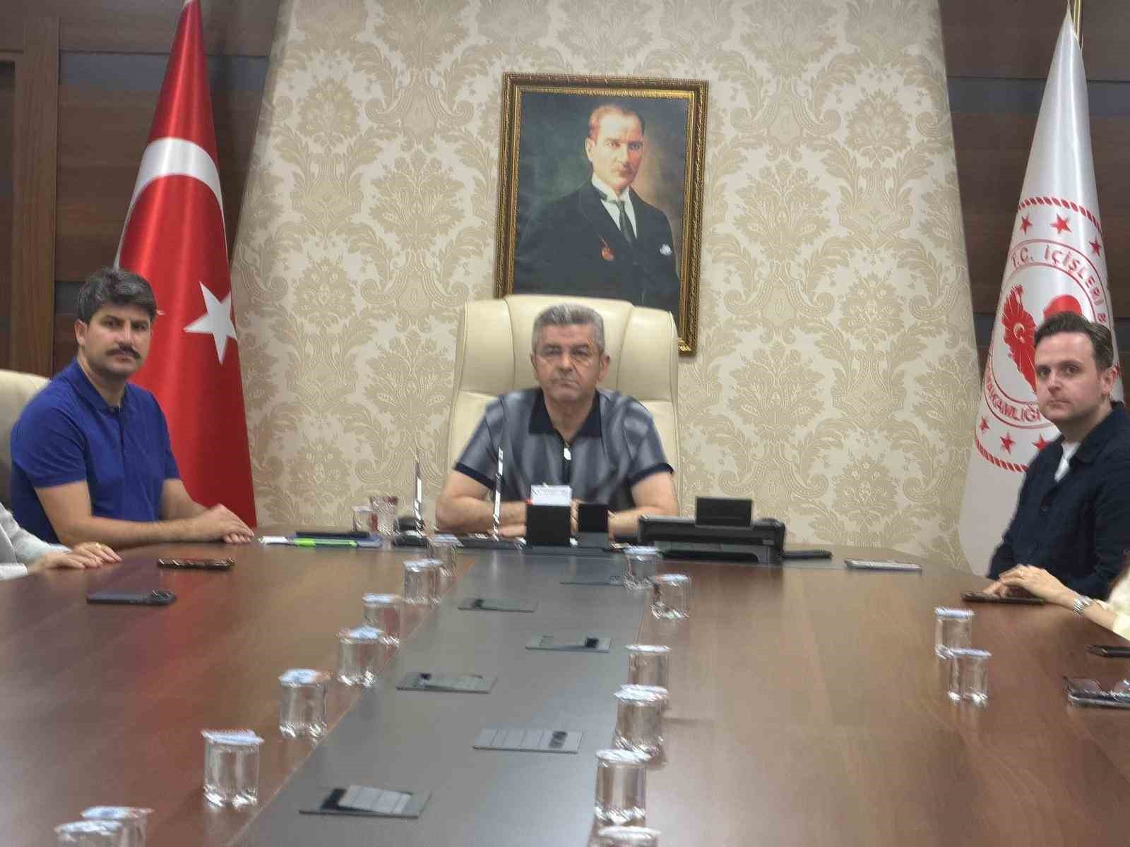 artvin-valisi-ergun-den-hopa-daki-supheli-cisim-ile-ilgili-aciklama-endise-edilecek-bir-durum-yok-yol-yeniden-trafige-acildi