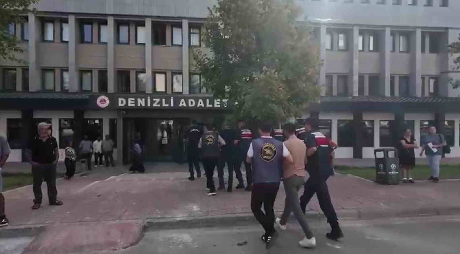 adliyeye-sevk-edilen-suphelilere-ailelerinden-ibretlik-tepki