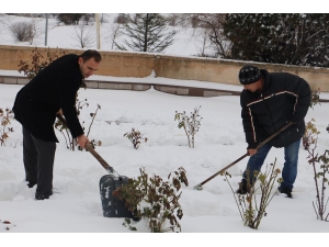 Kaymakam Ve Belediye Başkanı Şehitlikte Kar Temizliği Yaptı