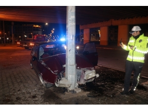 Kaza Yapan Sürücü Ve Yolcular Aracı Bırakıp Kaçtı