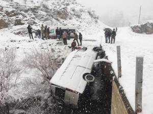 Yolcu Minibüsü Şarampole Yuvarlandı: 5 Yaralı