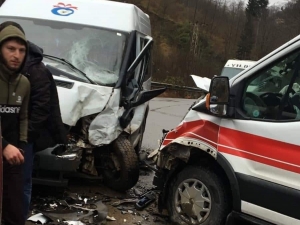 Ambulans Ve Hasta Taşıyan Minibüs Çarpıştı: 7 Yaralı