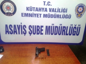 Kütahya’da Şüpheli Şahsın Üzerinde Tabanca Ele Geçirildi.