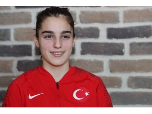 Beyza Kara: "Ay-yıldızlı Formayı Giymek Büyük Bir Onur"