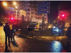 Otomobil Direği Yıkıp Kavşağa Çıktı