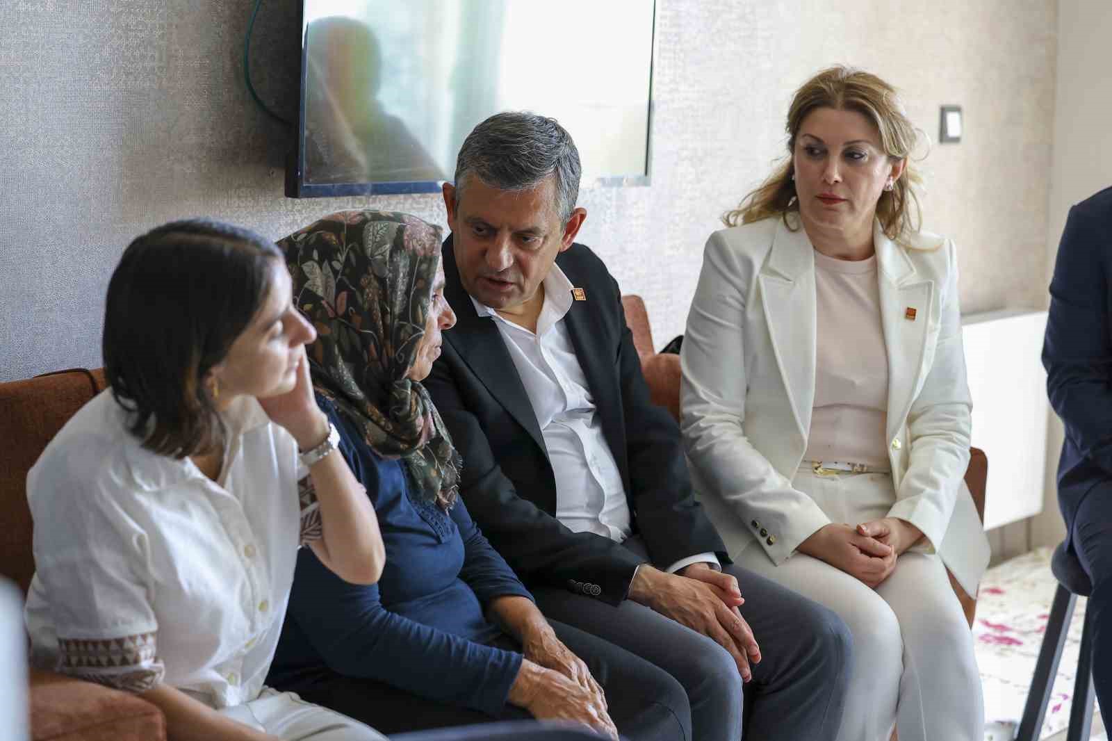 chp-grup-baskani-ozel-diyarbakir-da-gulistan-doku-nun-ailesiyle-gorustu