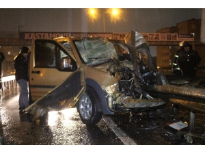 Hafif Ticari Araç Bariyerlere Ok Gibi Saplandı: 1 Ağır Yaralı