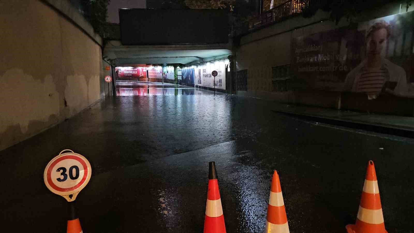 taksim-de-beklenen-saganak-bir-anda-bastirdi-zincirlikuyu-alt-gecidini-su-basti
