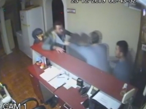 Otel İşletmecisi İle Eşi Darp Edildi, Olay Kameraya Yansıdı