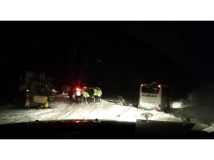 Kar Temizliği Yapan Greydere Çarpan Otobüs Yoldan Çıktı: 17 Yaralı