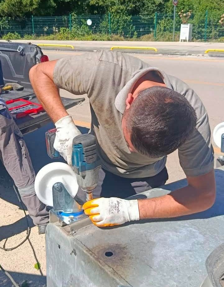 sinop-ta-hasarli-cop-konteynerlerine-yerinde-onarim