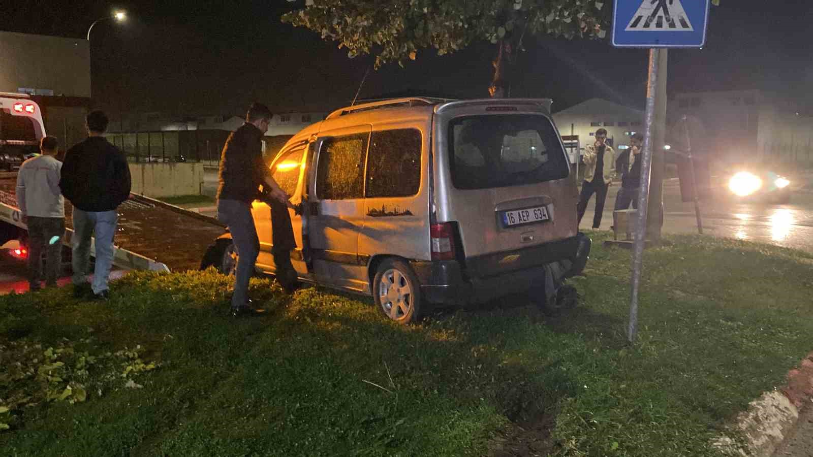 bursa-da-kontrolden-cikan-arac-agaca-carpti-2-yarali