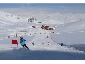 Hakkari’de ‘Kayak İl Birinciliği Yarışması’ Düzenlendi