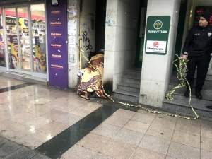 Fatih’te Bir Kişi Kaldırımda Donarak Öldü