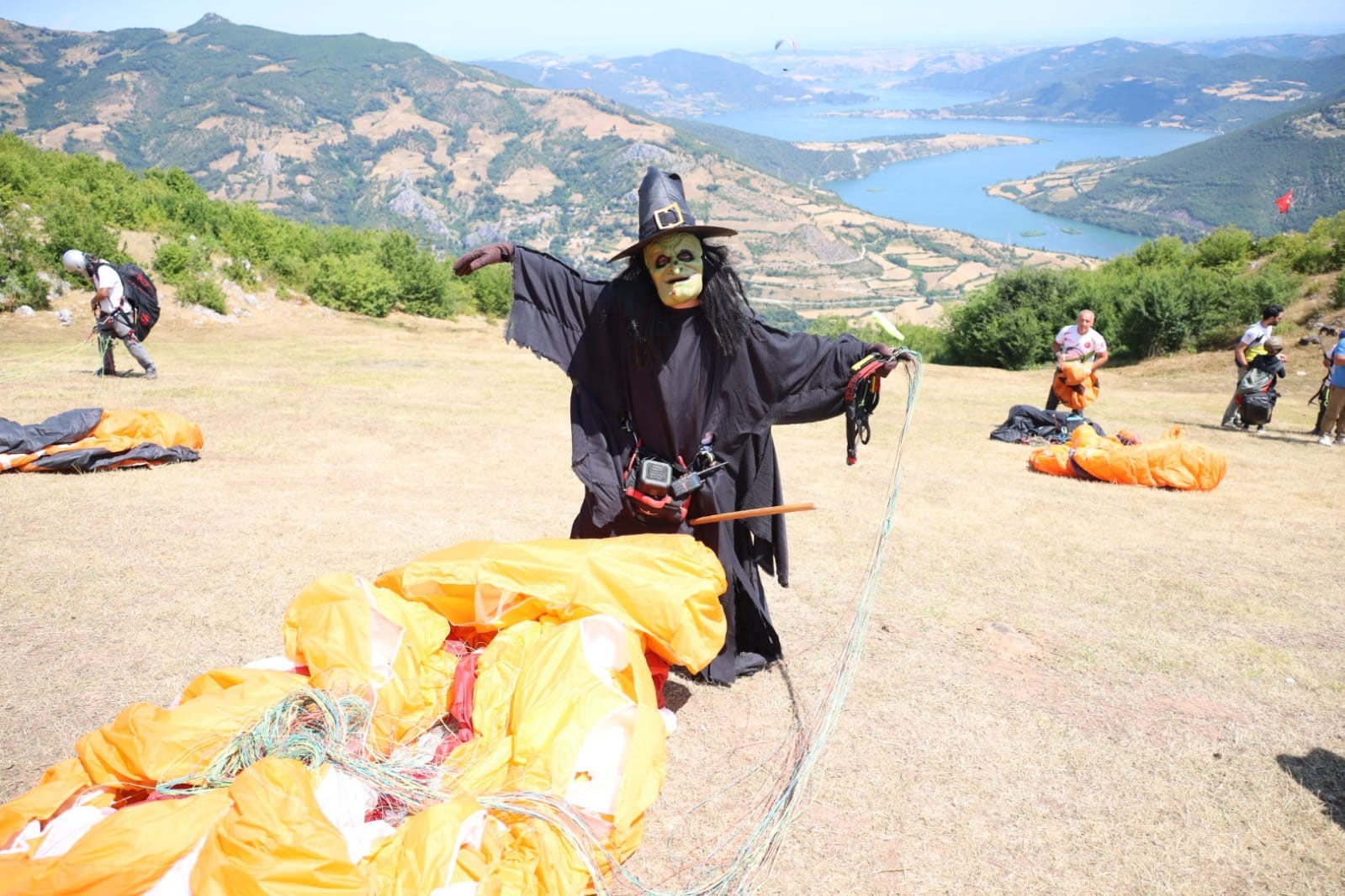 cadi-kostumuyle-yamac-parasutu-yapti-festivalde-ilgi-odagi-oldu