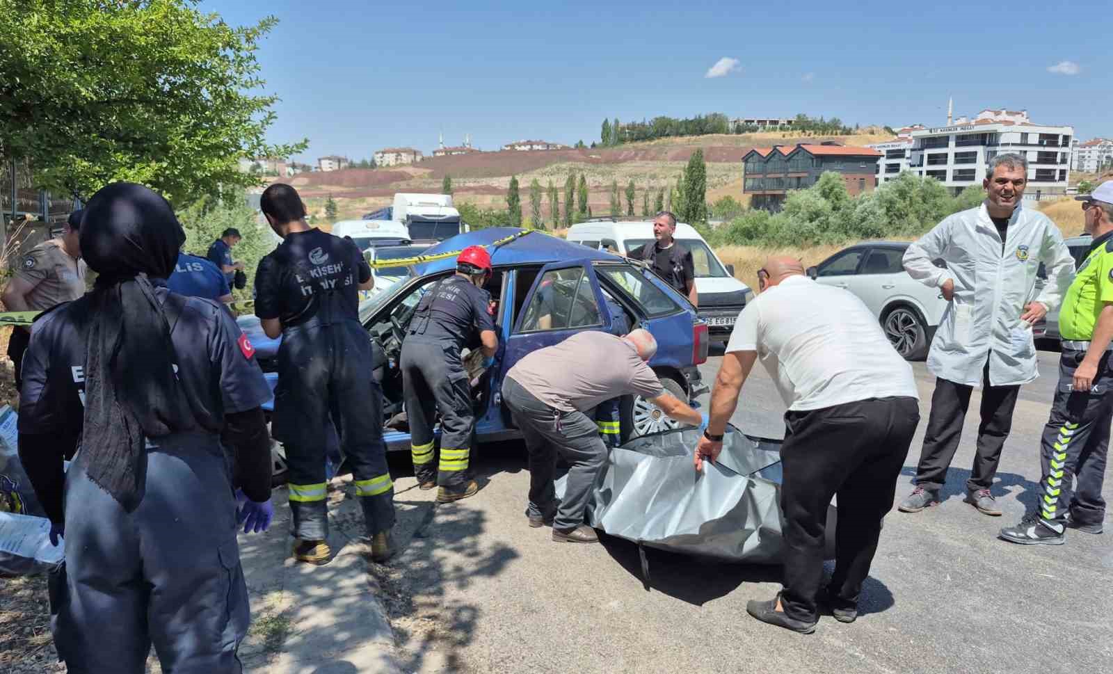 feci-kazada-can-veren-kadinin-cenazesi-sikistigi-aractan-guclukle-cikarildi