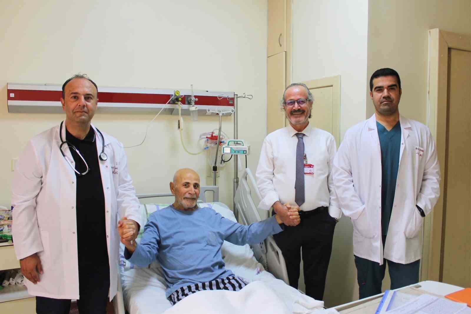 gaun-hastanesi-nde-83-yasindaki-hastaya-zorlu-aort-ameliyati